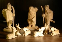 Geschnitzte Figuren und Tiere